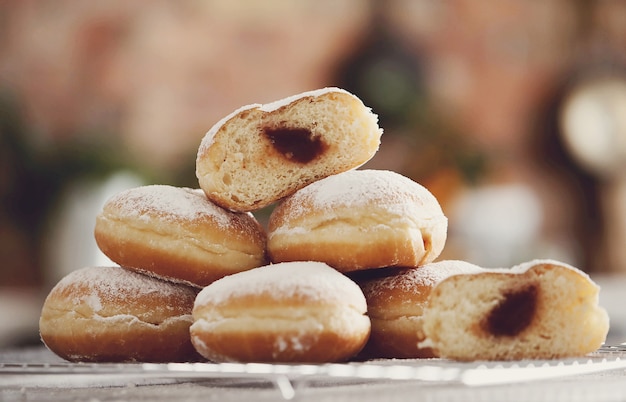 Jedzenie. Świeżo upieczone pączki na stole