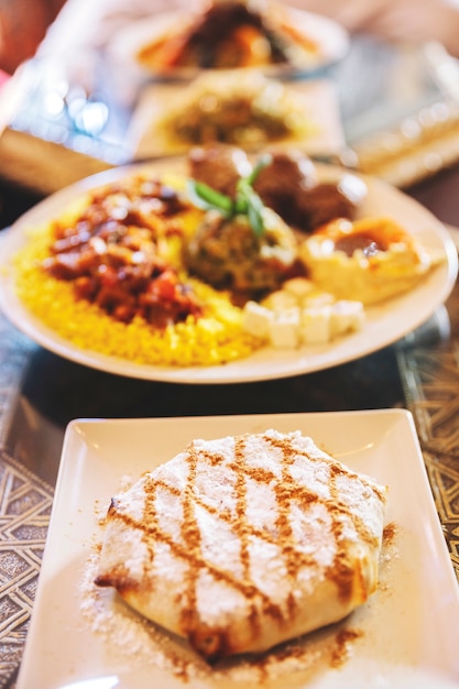 Jedzenie w arabskiej restauracji