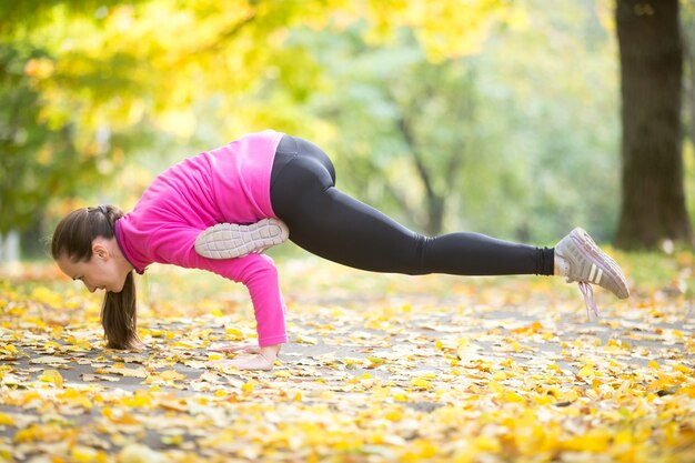 Jesie? Fitness na zewn? Trz: Eka Pada Galavasana stwarzaj ?.