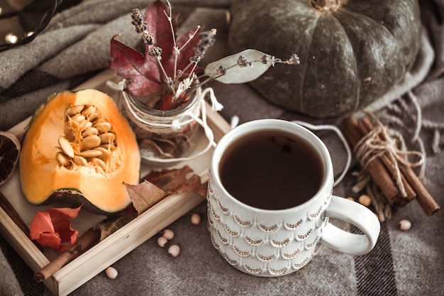 jesień martwa natura z filiżanką herbaty