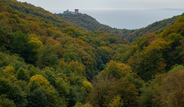 Jesień w górach Medvednica z zamkiem Medvedgrad w Zagrzebiu, Chorwacja