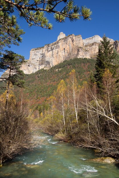 Jesienią rzekę w Ordesa National Park, Pireneje, Huesca, Aragonia, Hiszpania