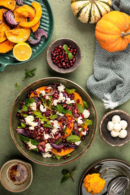 Jesienna sałatka z pieczonej dyni chorizo i mozzarelli Koncepcja zdrowego odżywiania Koncepcja żywienia jesienią