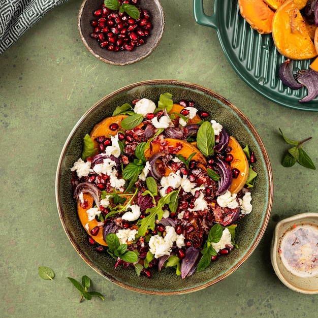 Bezpłatne zdjęcie jesienna sałatka z pieczonej dyni chorizo i mozzarelli koncepcja zdrowego odżywiania koncepcja żywienia jesienią