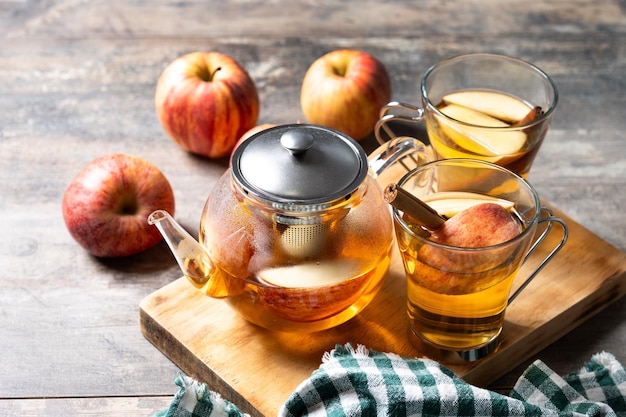 Bezpłatne zdjęcie jesienny gorący napój jabłkowy z przyprawami na drewnianym stole