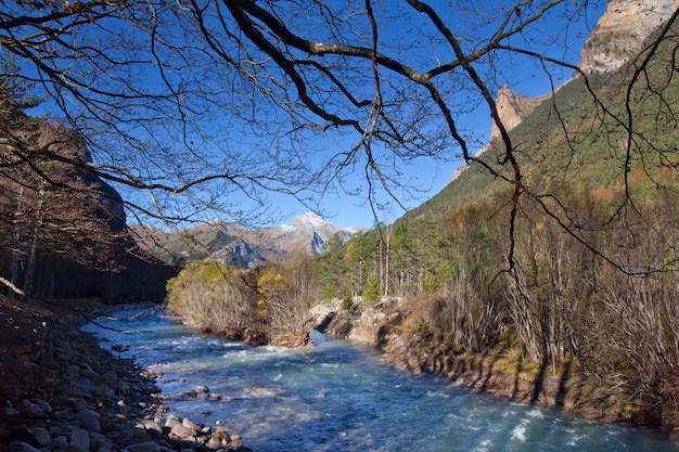 Bezpłatne zdjęcie jesienny krajobraz w ordesa national park, pireneje, huesca, aragonia, hiszpania