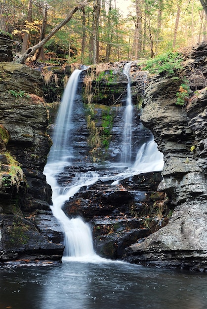 Bezpłatne zdjęcie jesienny wodospad w górach