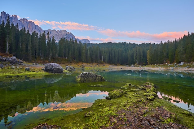 Bezpłatne zdjęcie jezioro carezza lago di carezza karersee z mount latemar prowincja bolzano południowy tyrol włochy