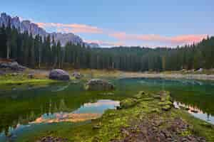 Bezpłatne zdjęcie jezioro carezza lago di carezza karersee z mount latemar prowincja bolzano południowy tyrol włochy