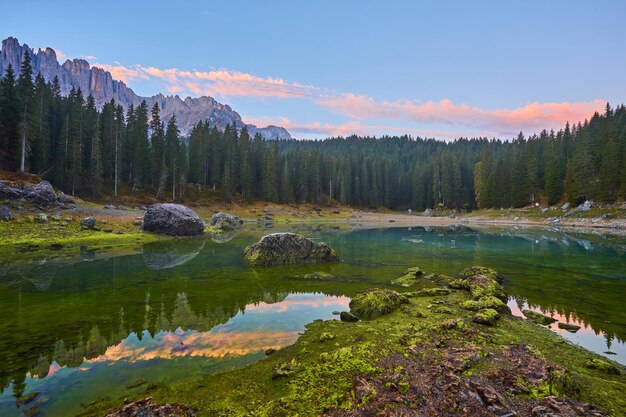 Jezioro Carezza Lago di Carezza Karersee z Mount Latemar Prowincja Bolzano Południowy tyrol Włochy