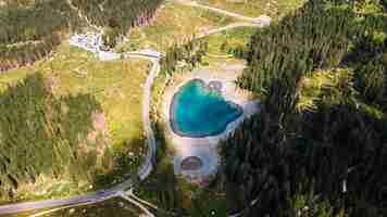 Bezpłatne zdjęcie jezioro carezza w alpach dolomitowych we włoszech