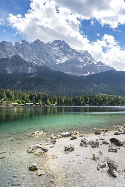 Jezioro Eibsee w Niemczech przed górą w ciągu dnia