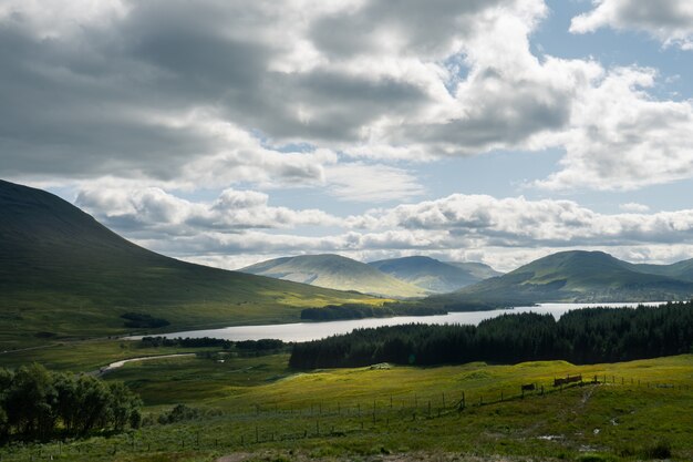 Jezioro Loch Tulla otoczone górami i łąkami w Wielkiej Brytanii