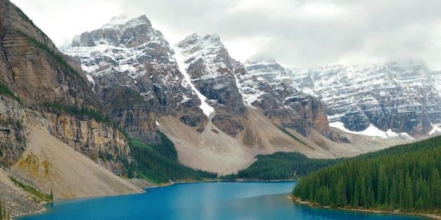 Jezioro morenowe z ośnieżoną górą Parku Narodowego Banff w Kanadzie