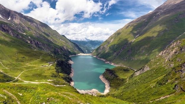 Jezioro otoczone wzgórzami i zielenią w wysokich zbiornikach górskich Kaprun, Austria