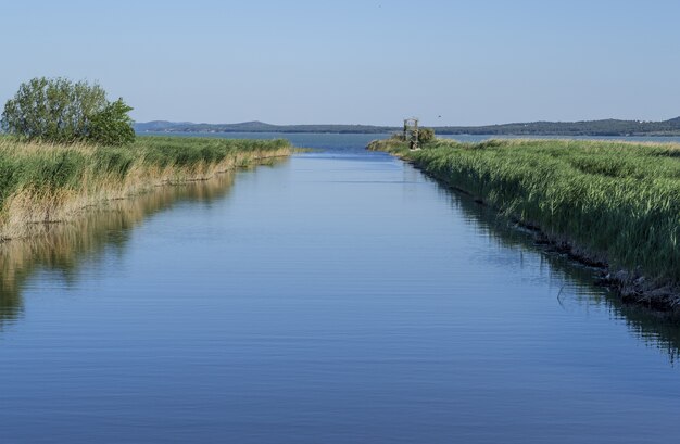 Jezioro Vrana w parku Vransko jezero w Croatis