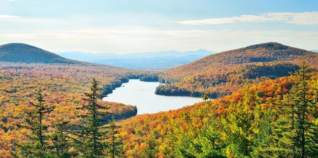 Jezioro z jesiennymi liśćmi widziane ze szczytu góry w Nowej Anglii Stowe
