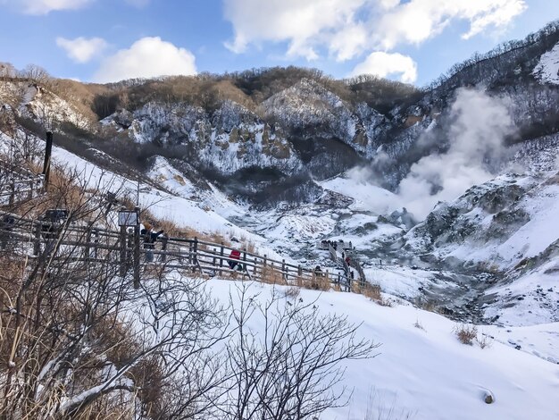 Jigokudani, znany w języku angielskim jako &quot;Dolina Piekła&quot;, jest źródłem gorących źródeł dla wielu lokalnych ośrodków spa Onsen w Noboribetsu w Hokkaido.