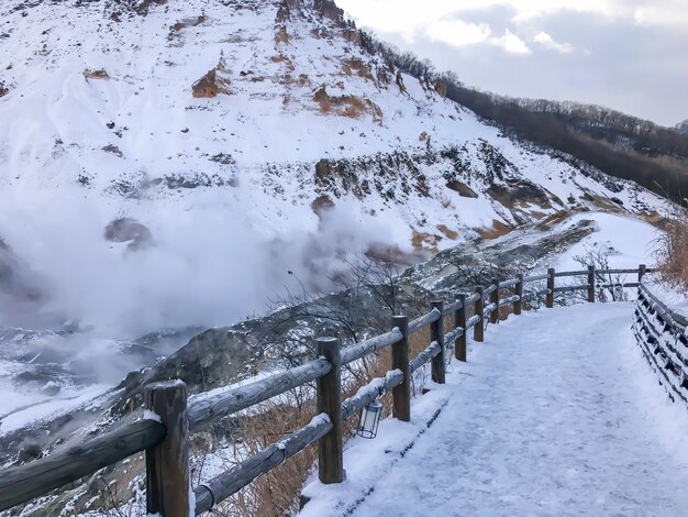 Jigokudani, znany w języku angielskim jako &quot;Dolina Piekła&quot;, jest źródłem gorących źródeł dla wielu lokalnych ośrodków spa Onsen w Noboribetsu w Hokkaido.