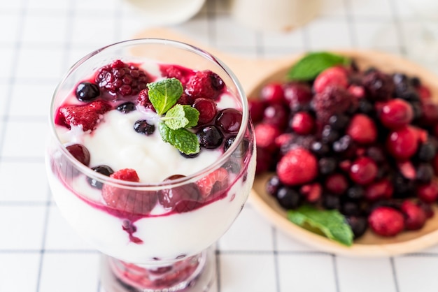 Bezpłatne zdjęcie jogurt z jagodami mieszanymi