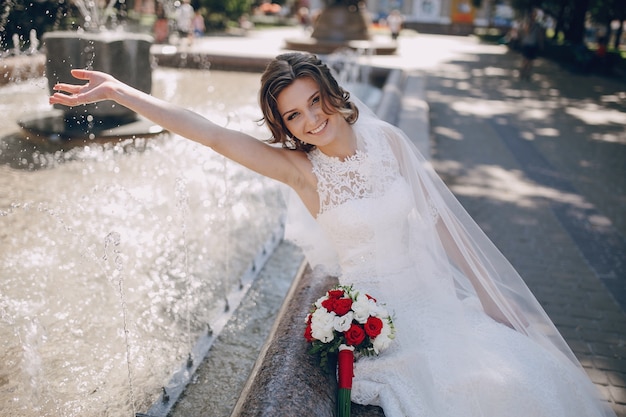 Bezpłatne zdjęcie joyful bride zabawy z wodą