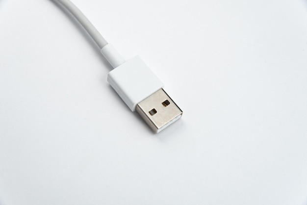 Bezpłatne zdjęcie kabel usb na białym odosobnionym tle