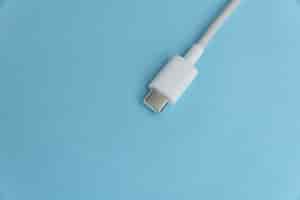 Bezpłatne zdjęcie kabel usb typu c na niebieskim tle