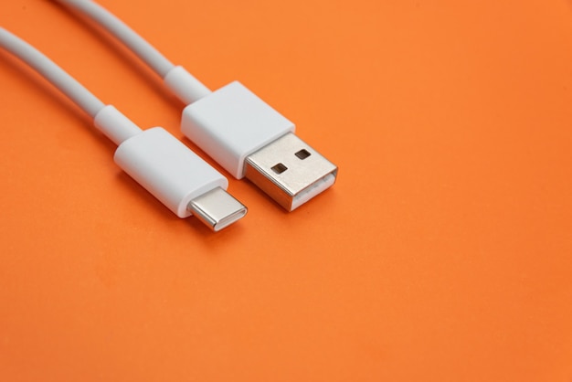 Bezpłatne zdjęcie kabel usb typu c na pomarańczowym tle
