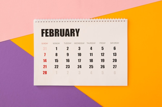Kalendarz na biurko świeckich płaski na kolorowym tle