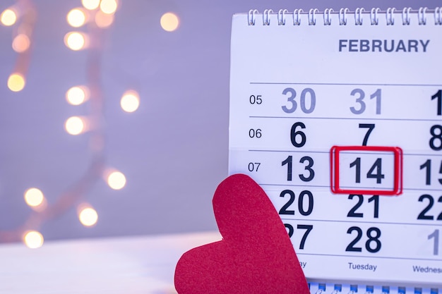 Bezpłatne zdjęcie kalendarz z datą 14 lutego świątecznym tłem na walentynki