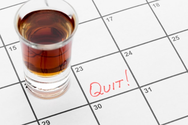 Bezpłatne zdjęcie kalendarz z datą rzucenia picia alkoholu