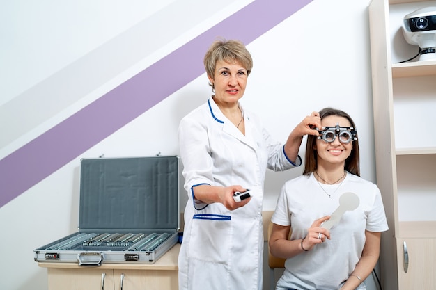 Kalibracja dioptrii okulistycznych w laboratorium okulistycznym. kobieta sprawdzanie wzroku w klinice.
