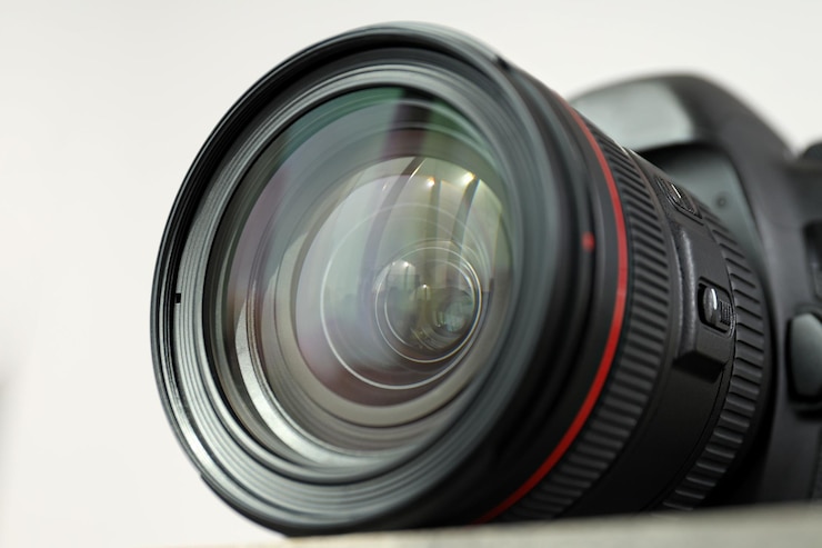 Bezpłatny plik Zdjęcie kamera profesjonalnego fotografa w studiu fotograficznym