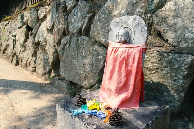 Bezpłatne zdjęcie kamienne rzeźby buddy