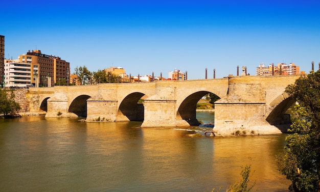 Bezpłatne zdjęcie kamienny most nad ebro