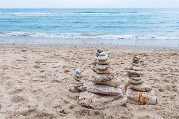 Bezpłatne zdjęcie kamyczki ułożone jeden na drugim w równowadze na plaży