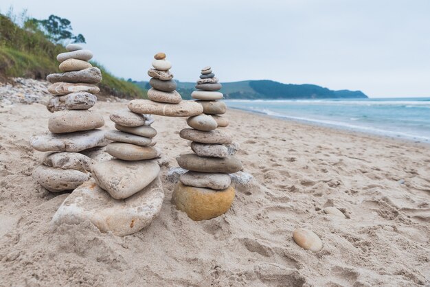 Kamyki ułożone jeden na drugim w równowadze na plaży