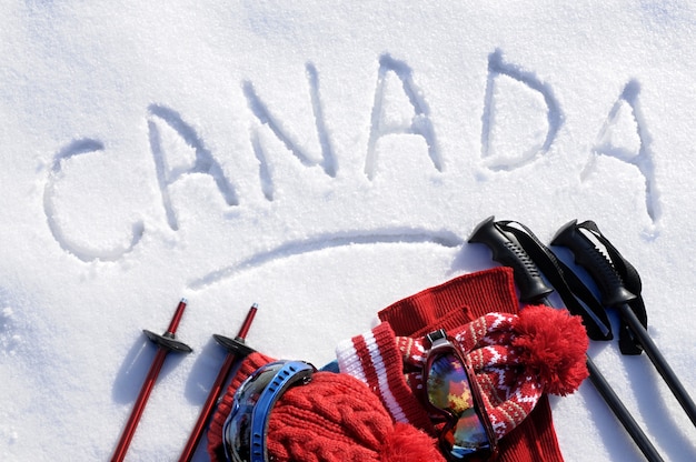 Kanada napisane w śniegu ze sprzętem narciarskim
