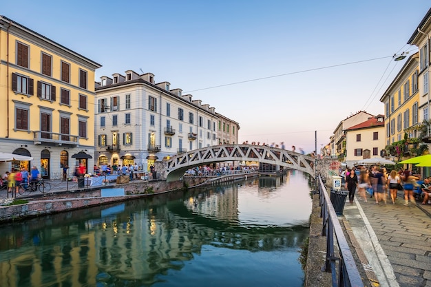 Kanał Naviglio Grande wieczorem, Mediolan, Włochy