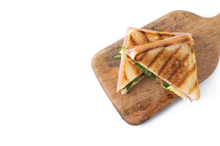 Bezpłatny plik Zdjęcie kanapka panini z szynką, serem, pomidorem i rukolą na białym tle