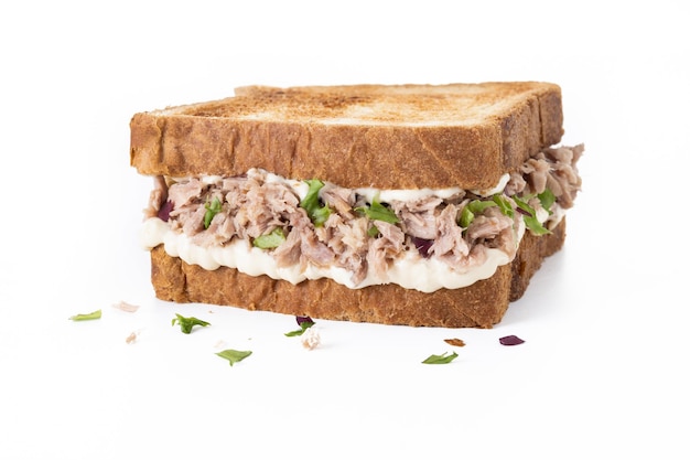 Bezpłatne zdjęcie kanapka z tuńczykiem z majonezem i warzywami na białym tle