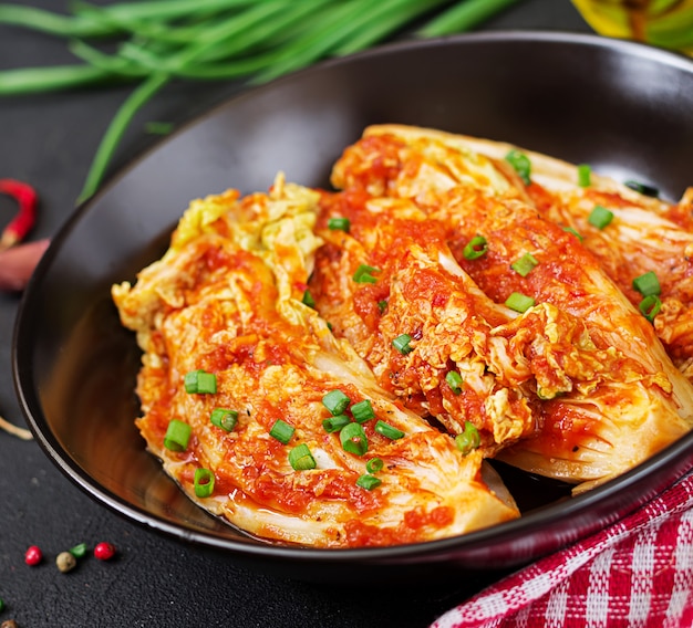 Kapusta pekińska. Kapusta Kimchi. Tradycyjne koreańskie jedzenie