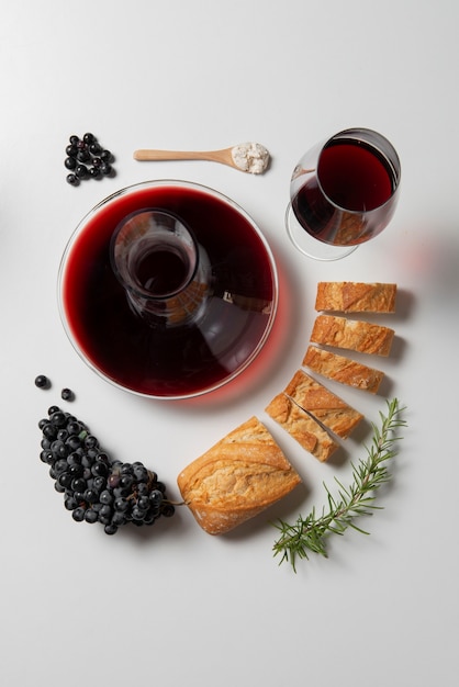 Bezpłatne zdjęcie karafka do wina z widokiem z góry i kieliszek na stole