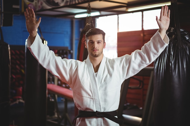 Bezpłatne zdjęcie karate gracz stojący z rozpostartymi ramionami