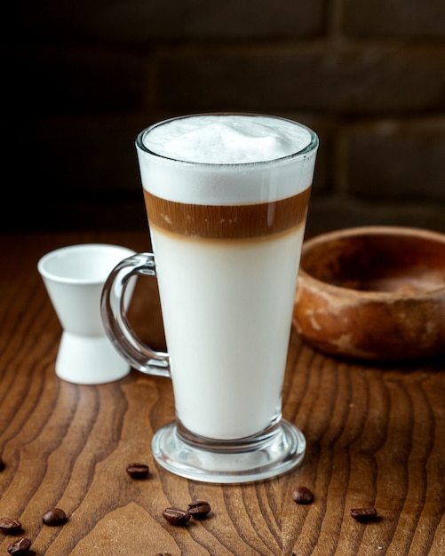 Bezpłatne zdjęcie karmelowy latte na stole