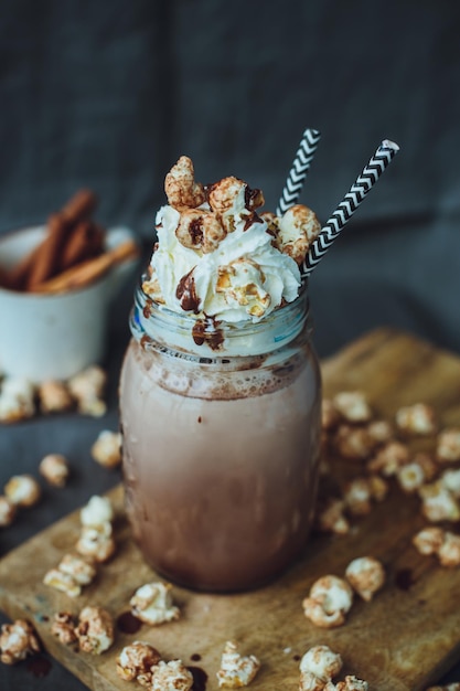 Bezpłatne zdjęcie karmelowy popcorn kakao z bitą śmietaną niezdrowe jedzenie