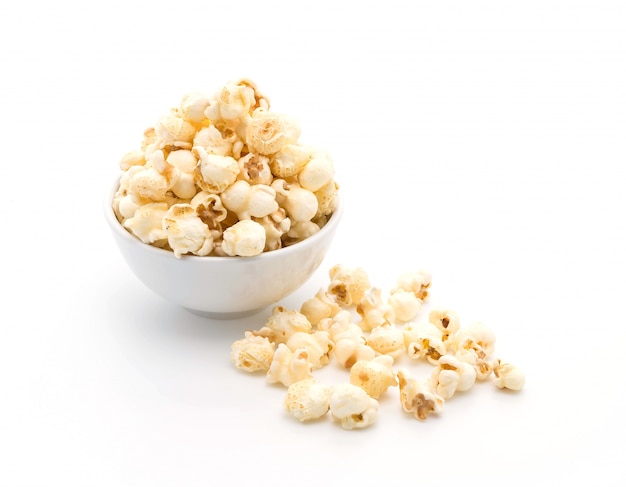 Bezpłatne zdjęcie karmelowy popcorn na białym tle