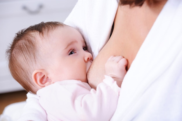 Bezpłatne zdjęcie karmienie piersią dla noworodka