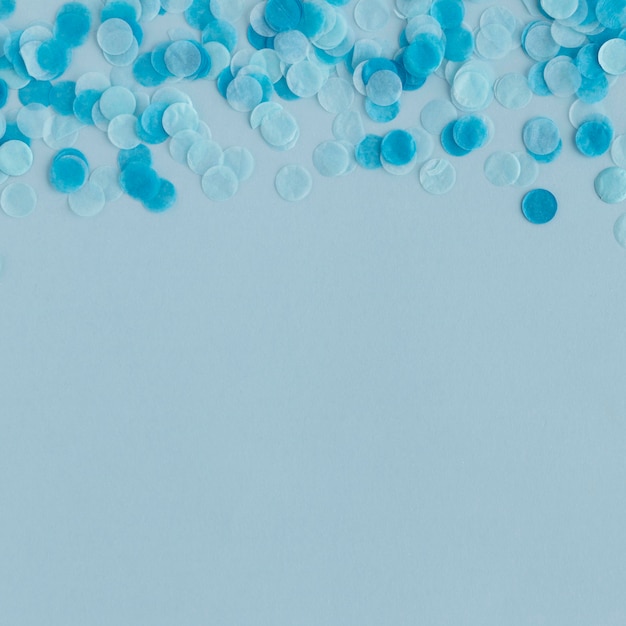 Bezpłatne zdjęcie karnawałowe niebieskie konfetti miejsca na kopię