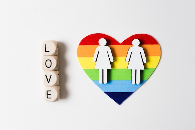 Bezpłatne zdjęcie karta dumy gejowskiej w kształcie serca